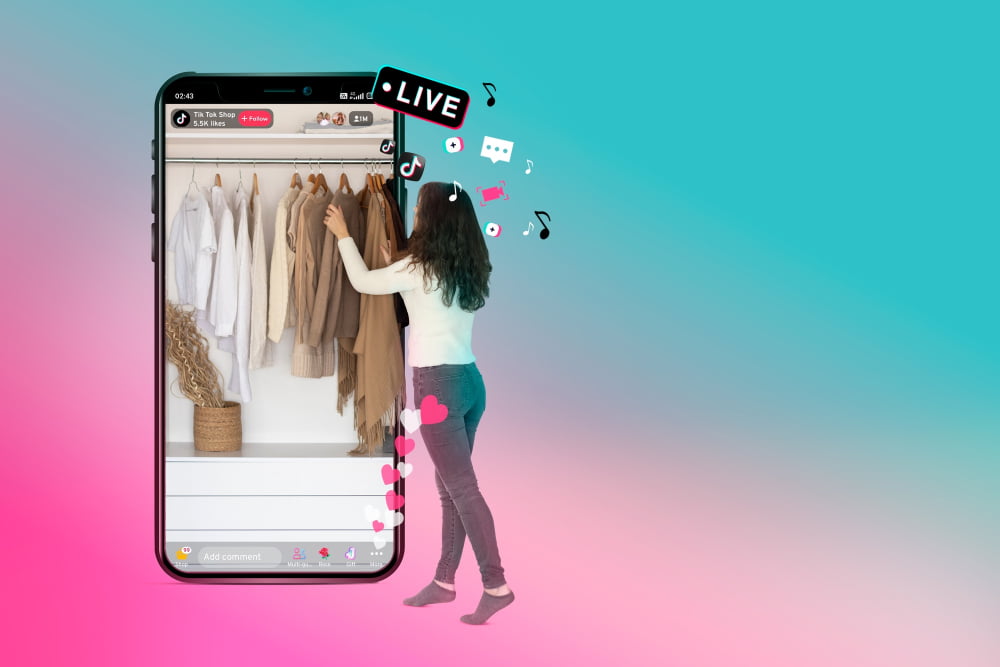 Shopify — Full Shot Woman Online Shopping