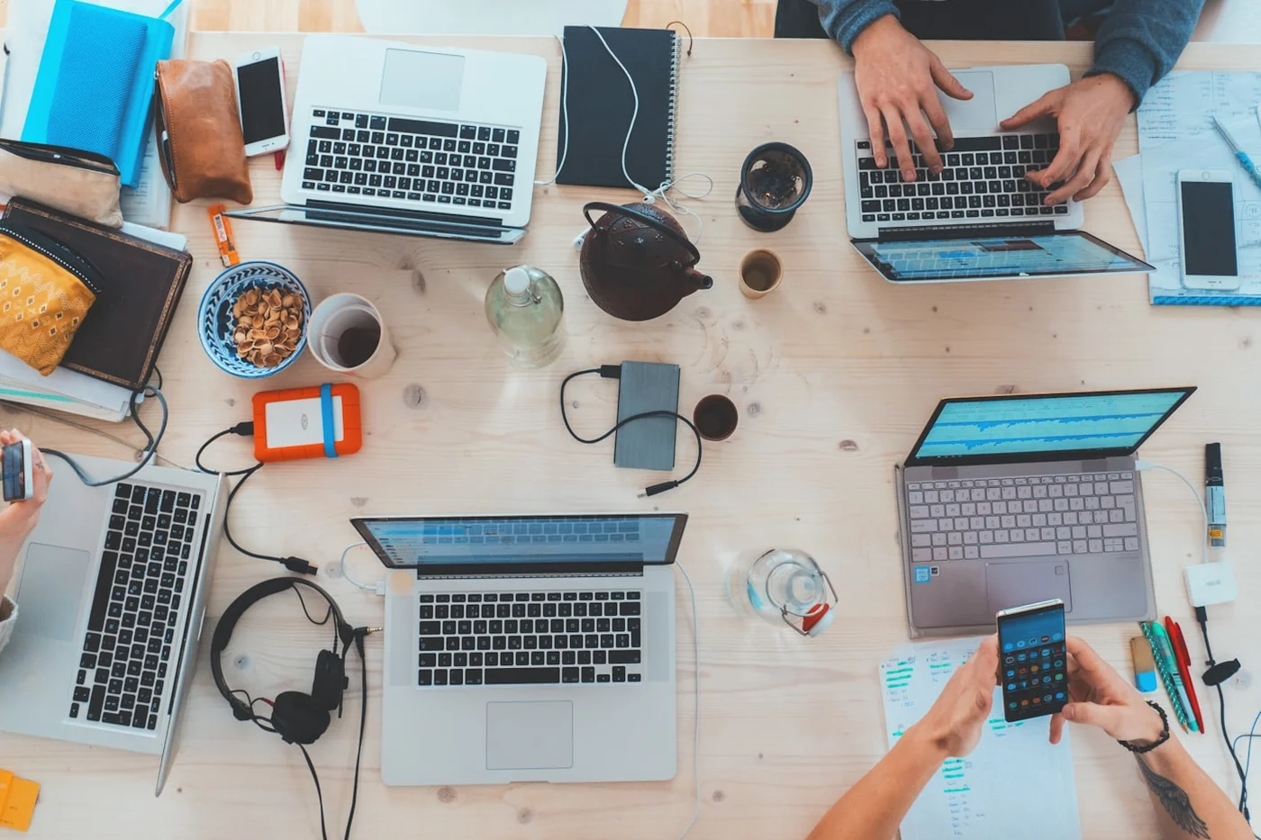 Construction project leads reviewing a contractor website